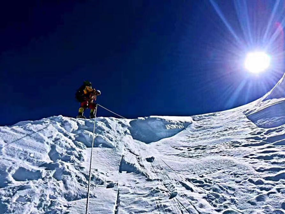 追求卓越：百乐博(中国)官方网站人登顶地球之巅！.png